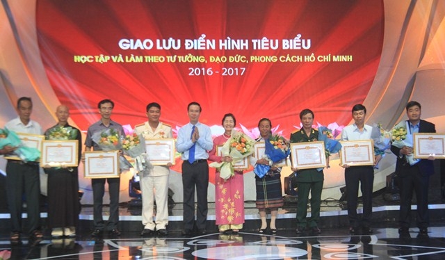 ជូបប្រាស្រ័យជនគំរូរៀនសូត្រនិងធ្វើតាមសតិអារម្មណ៍ សីលធម៌និងរចនាបទលោកប្រធានហូជីមិញ