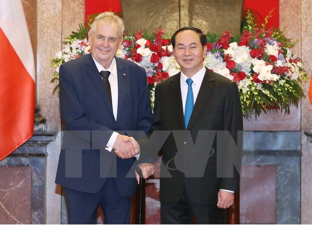 ប្រធានាធិបតីនៃសាធារណរដ្ឋឆែក លោក Milos Zeman និងលោកជំទាវ បញ្ចប់ដំណើរទស្សនកិច្ចថ្នាក់រដ្ឋនៅវៀតណាម