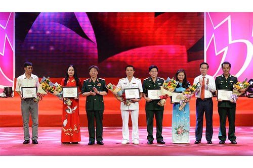 កាសែតបន្តលើកទឹកចិត្ត និងលើកតម្កើង"បណ្ដាគំរូសាមញ្ញប៉ុន្តែថ្លៃថ្លា"