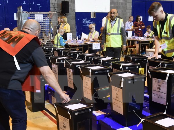 ការបោះឆ្នោតនៅអង់គ្លេស៖គណៈបក្សពលករនិងគណៈបក្សអភិរក្សប្រដេញជាប់គ្នា