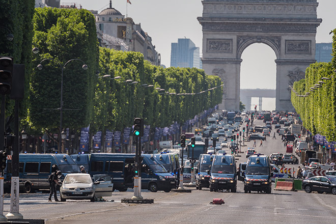 ករណីបុករថយន្តនៅមហាវិថី Champs Elysees៖ចាប់ខ្លួនសមាជិក៤នាក់ក្នុង គ្រួសាររបស់ជនសង្ស័យ