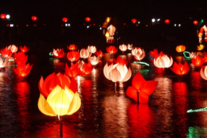 ប្រជាជននិងឧបាសក ឧបាសិការចូលរួមពិធីបុំណ្យសែនក្បាលទឹក