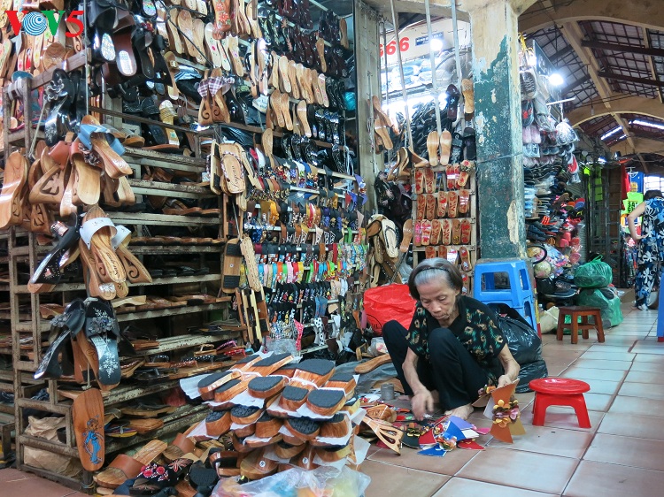 អ្នកធ្វើស្បែកជើងកែងនៅផ្សារ Ben Thanh