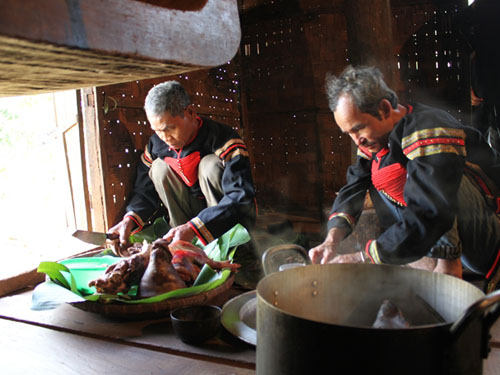 ពិធីសែនកំពង់ទឹករបស់ជនជាតិ E de