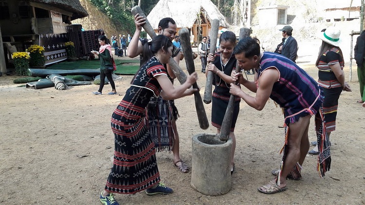 ជនជាតិ Co Tu សែនព្រេនអរព្រះគុណទេវតាព្រៃ
