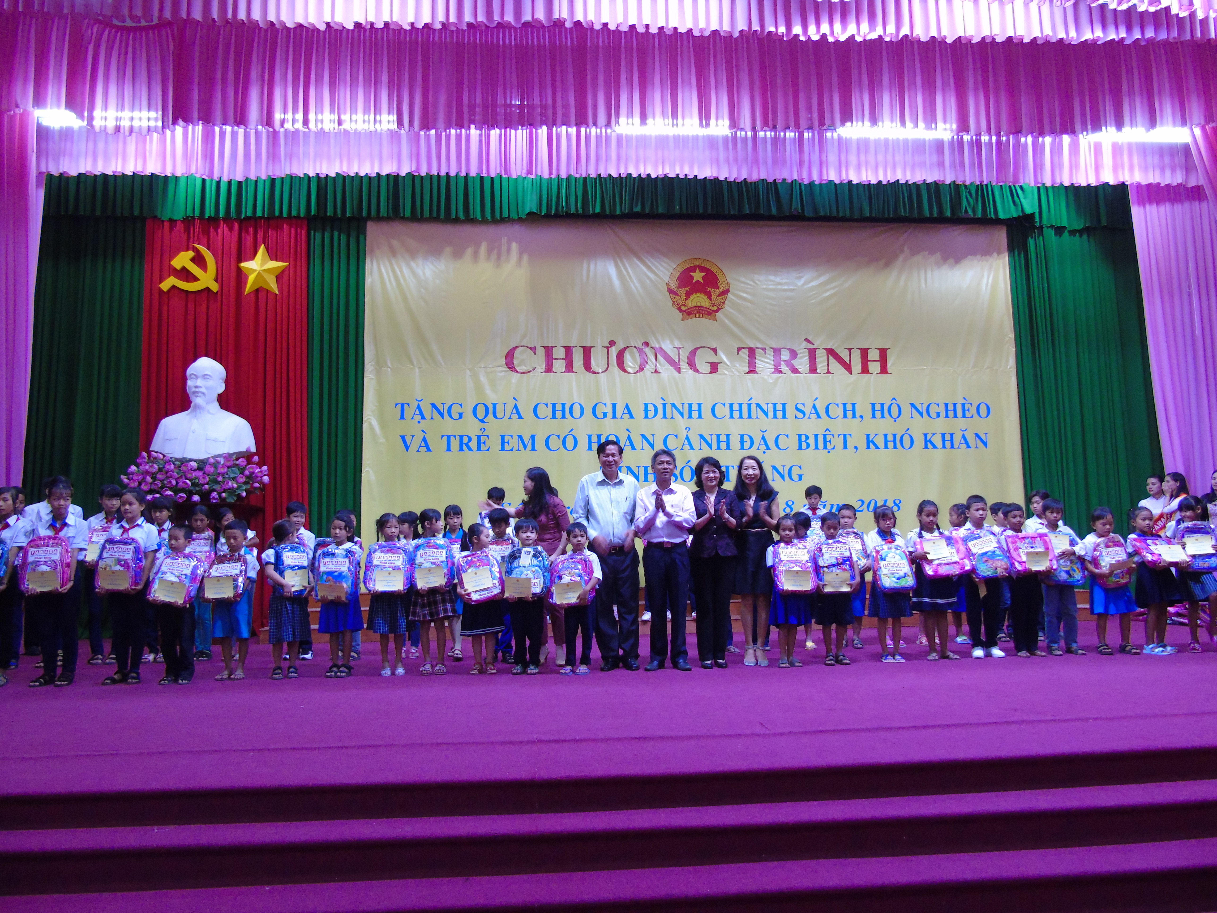 បក្សនិងរដ្ឋវៀតណាមជានិច្ចកាលផ្តោតការយកចិត្តទុកដាក់ដល់ជនមានគុណូបការៈនិងគ្រួសារមានគុណូបការៈជាមួយប្រទេសជាតិ