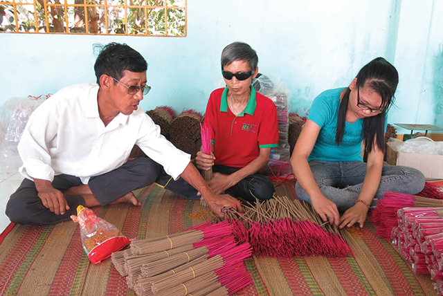 មជ្ឈិមសមាគមជនខ្វាក់ភ្នែកបានផ្តល់ទឹកប្រាក់ជាង ៥០ពាន់លានដុងជួយជនខ្វាក់ភ្នែកខ្ចីបម្រើផលិតកម្ម