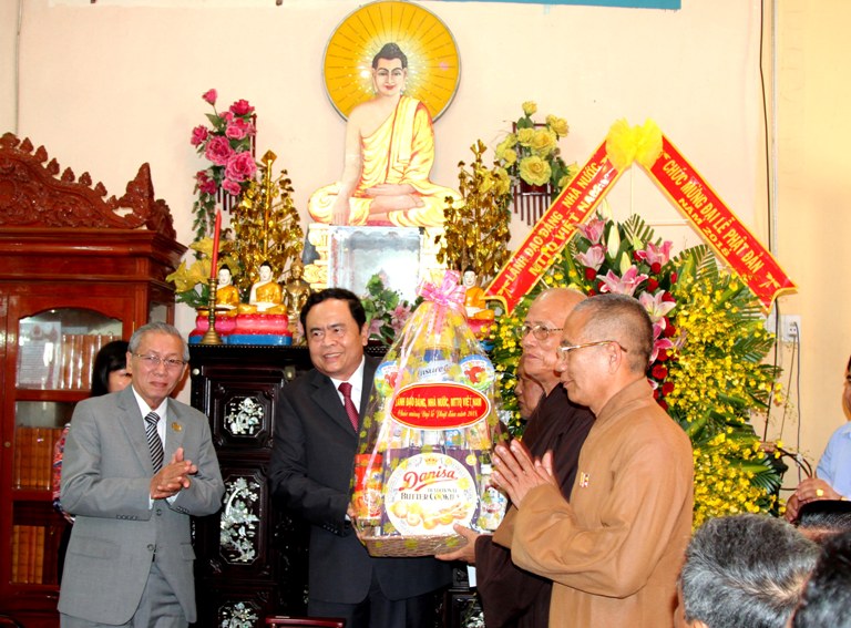 គណៈកម្មាធិការមជ្ឈិមរណសិរ្សមាតុភូមិវៀតណាមអបអរសាទរមហាពិធីបុណ្យវិសាខបូជាលើកទី ១៦