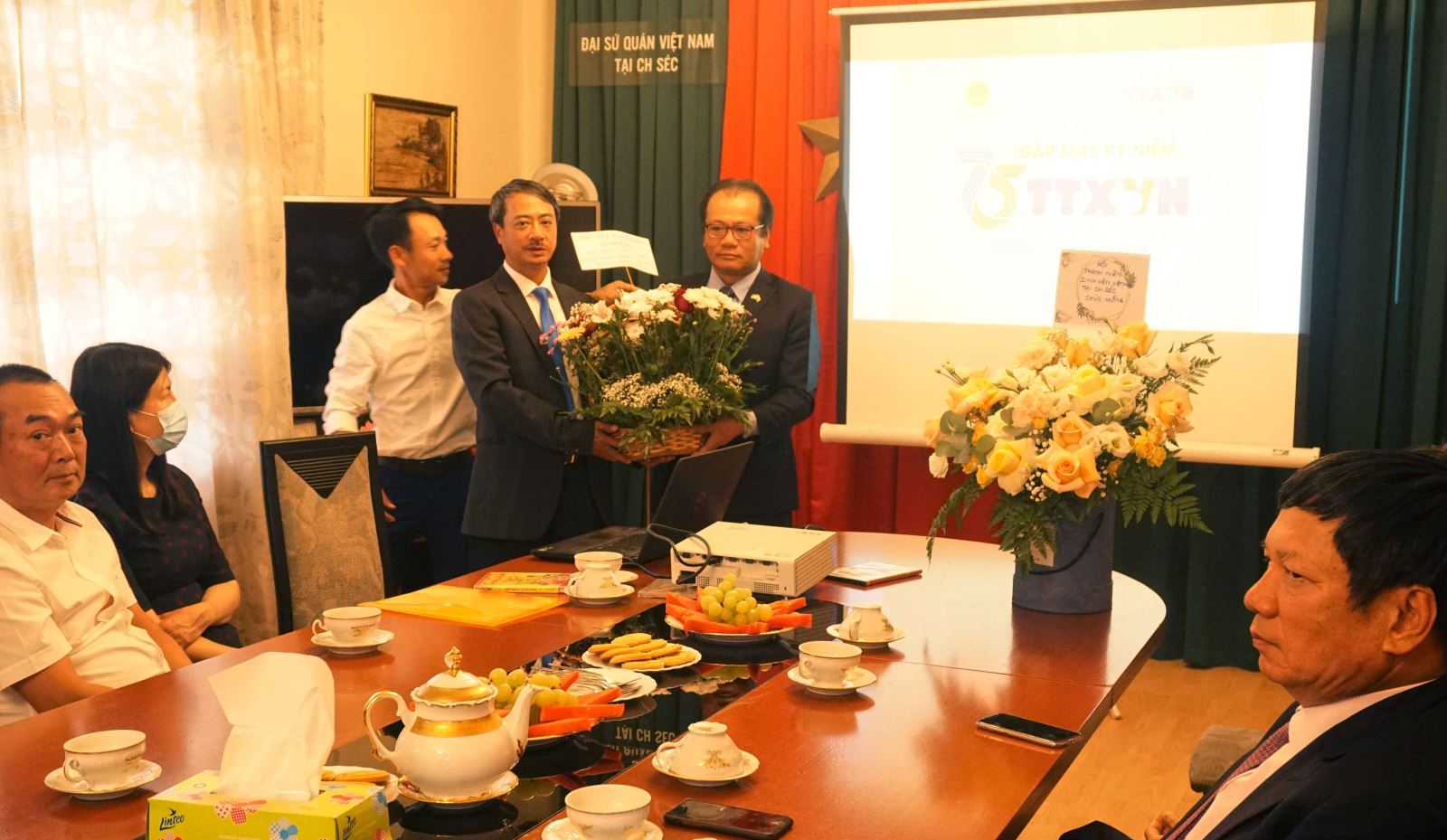 សកម្មភាពតភ្ជាប់ប្រជាជនវៀតណាមជាមួយមូលដ្ឋាននានានៅសាធារណរដ្ឋឆែក