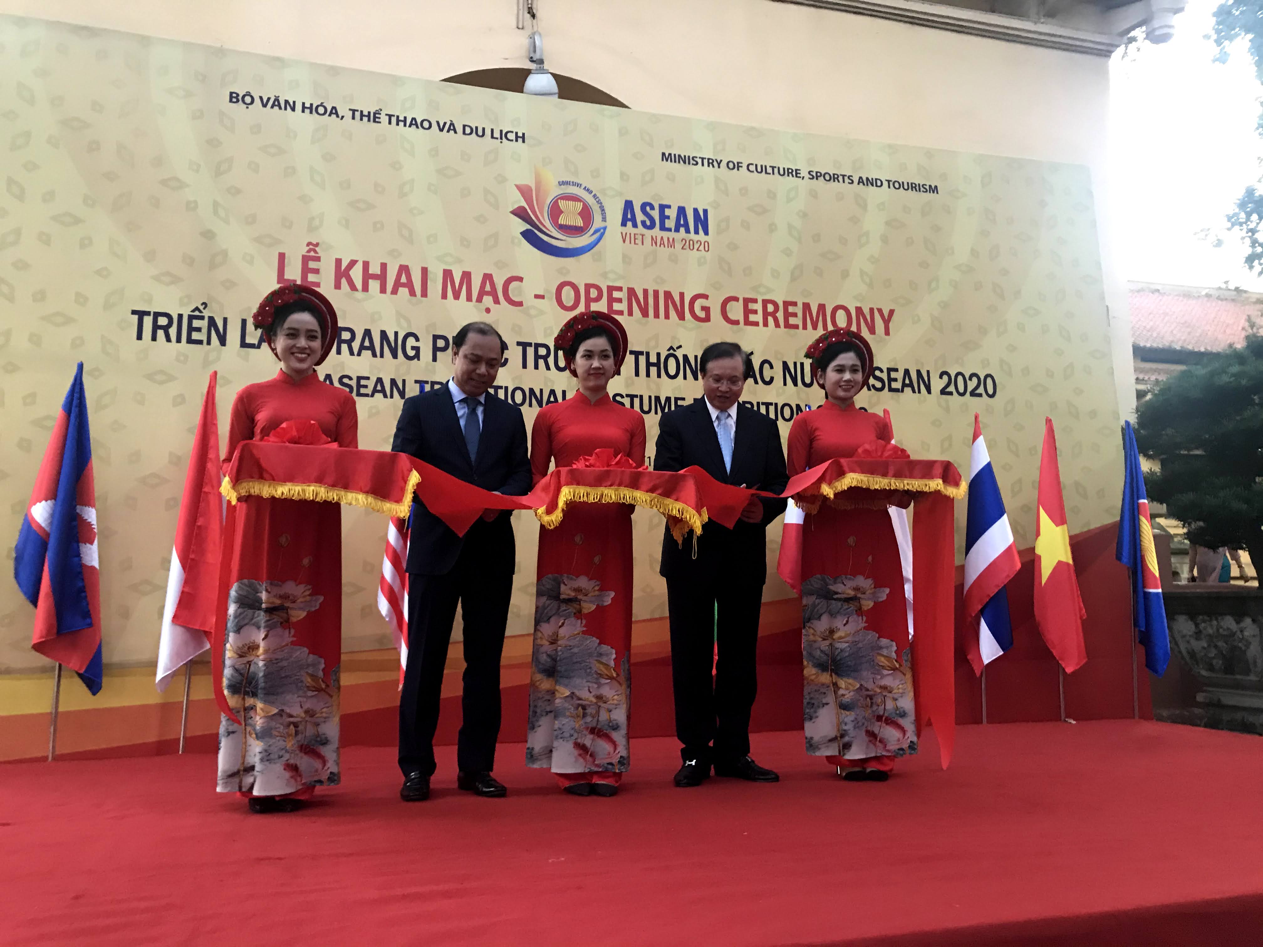 ប្រទេសសមាជិកអាស៊ានចំនួន ១០ ចូលរួមពិព័រណ៍សម្លៀកបំពាក់ប្រពៃណី