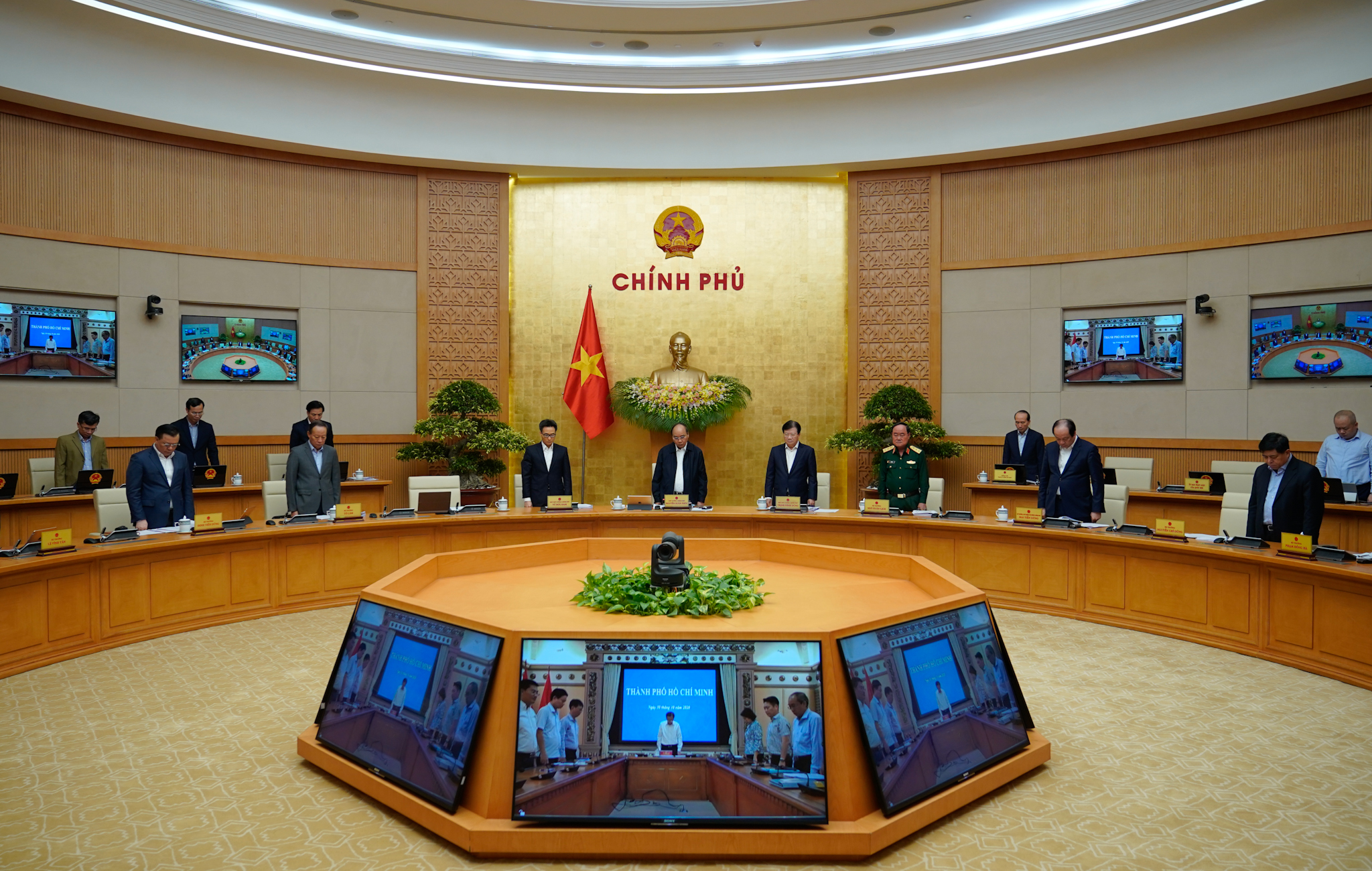 រដ្ឋាភិបាលវៀតណាមចំណាយពេល១នាទីធ្វើការស្មឹងស្មាធជូនជនរងគ្រោះដែលបានស្លាប់ដោយសារខ្យល់ព្យុះនិងទឹកជំនន់