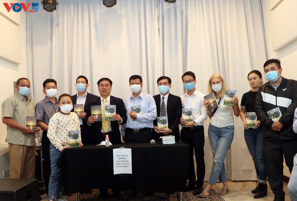 ពិធីបង្ហាញសៀវភៅក្នុងឱកាសគម្រប់ខួបលើកទី៤២ឆ្នាំនៃទិវារំដោះកម្ពុជា