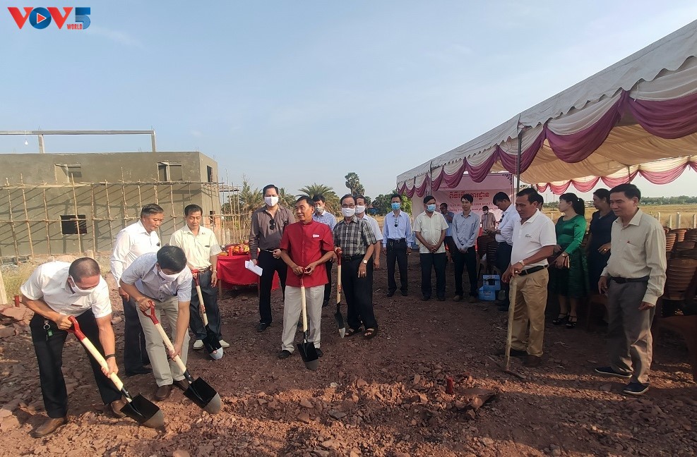 បើកការដ្ឋានសាងសង់ផ្ទះប្រជុំជីវភាពសហគមន៍សម្រាប់ប្រជាជនដើមកំណើត វៀតណាមនៅខេត្តកំពត កម្ពុជា