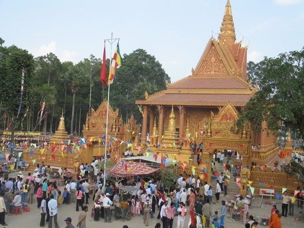 ជួយឧបត្ថម្ភគ្រួសារជនរួមជាតិខ្មែរក្រីក្រជាង ២ ៣០០ គ្រួ ក្នុងឱកាសទទួល​អំណរ​បុណ្យចូលឆ្នាំថ្មីប្រពៃណី