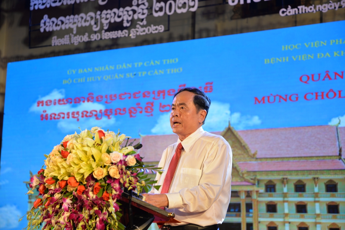 កងយោធានិងប្រជាជនទីក្រុង Can Tho អំណរបុណ្យចូលឆ្នាំថ្មីប្រពៃណីរបស់ជនជាតិខ្មែរ៖ ពង្រឹងចំណងសាមគ្គីភាពរវាងកងទ័ពនិងប្រជាជន