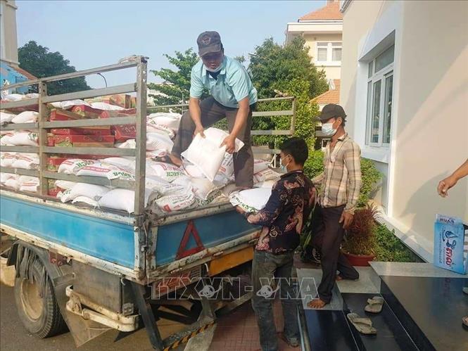 ជំងឺរាតត្បាតកូវីដ ១៩៖ សហគមន៍ពលរដ្ឋដើមកំណើតវៀតណាម​នៅកម្ពុ​ជាបន្តទទួល​បានទំនិញជួយឧបត្ថម្ភរាប់សិបតោន