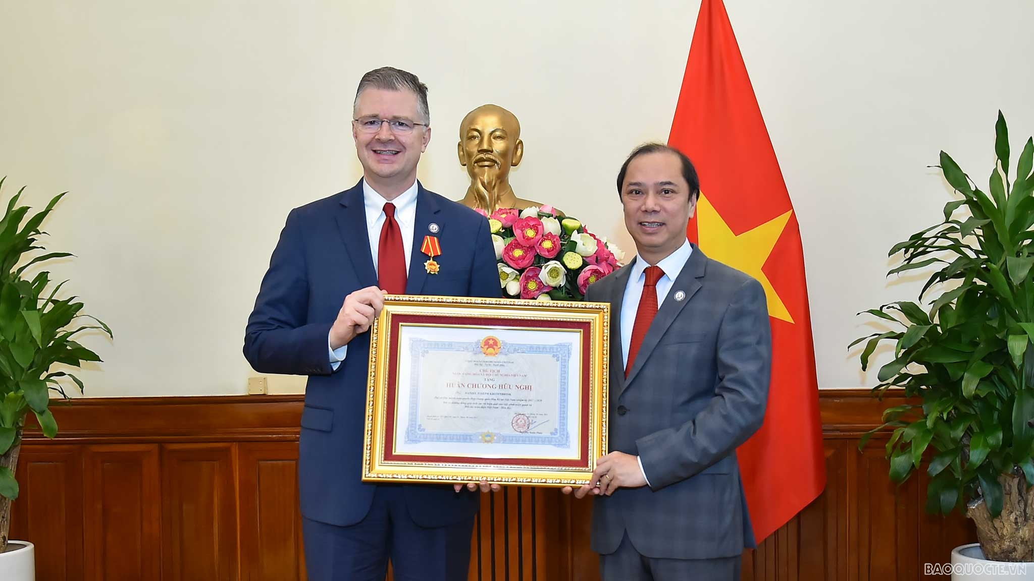 អនុរដ្ឋមន្រ្តីការបរទេសវៀតណាម លោក Nguyen Quoc Dung ទទួលជួបឯកអគ្គ រដ្ឋទូតអាមេរិក លោក Daniel Kritenbrink
