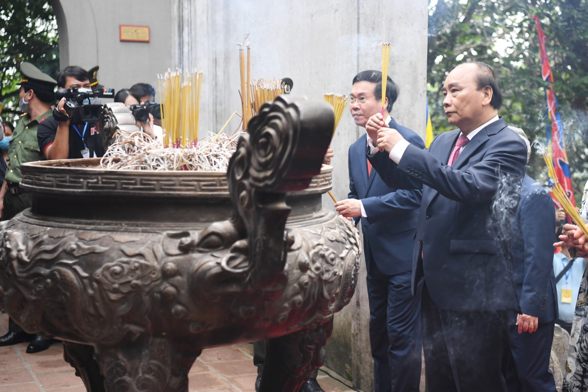 ប្រធានរដ្ឋលោក Nguyen Xuan Phuc អញ្ជើញអុជធូបនៅមណ្ឌលកេរ្តិ៍ដំណែលប្រវត្តិសាស្ត្រប្រាសាទស្តេច Hung