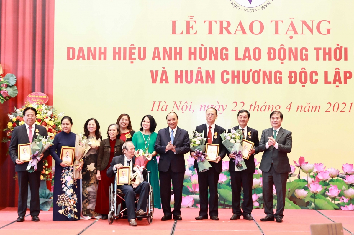 ប្រធានរដ្ឋលោក Nguyen Xuan Phuc ប្រគល់កិត្តិនាមវីរពលករ និង​គ្រឿង​ឥស្សរិយយស​ឯករាជជូនកម្មាភិបាល ដែលមានគុណបំណាច់ចំពោះរដ្ឋ