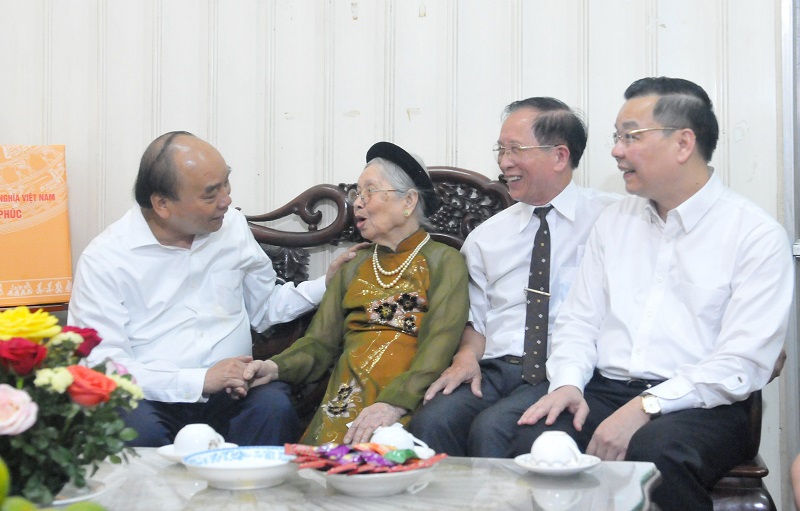 ប្រធានរដ្ឋ លោក Nguyen Xuan Phuc អញ្ជើញសួរសុខទុក្ខនិងជូនអំណោយដល់ក្រុមគ្រួសារគោលនយោបាយនៅហាណូយ