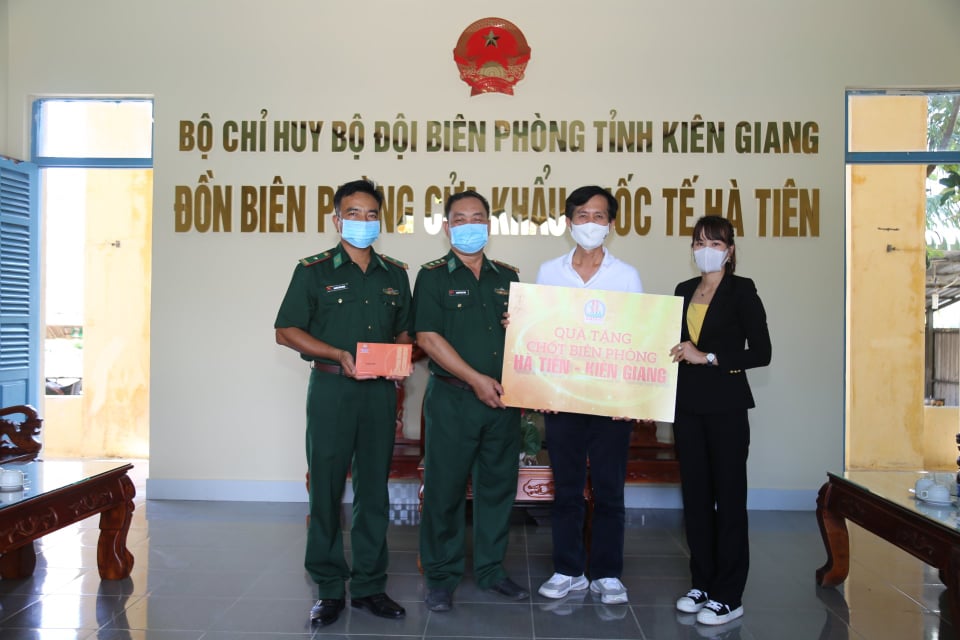 ប្រគល់អំណោយជូនកងទ័ពការពារព្រំដែននៅច្រកទ្វារព្រំដែន Ha Tien