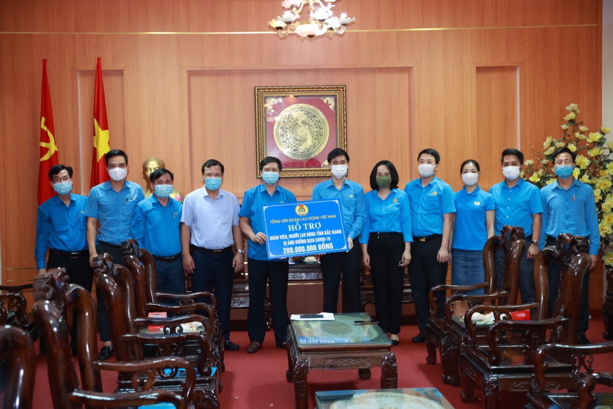 ជួយឧបត្ថម្ភខេត្ត ក្រុងនានាប្រយុទ្ធប្រឆាំងជំងឺរាតត្បាតកូវីដ ១៩