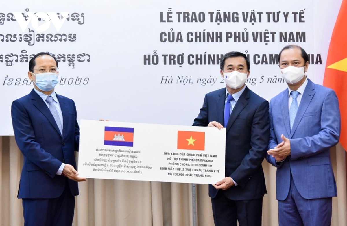 រដ្ឋាភិបាលវៀតណាមផ្តល់ជំនួយជាគ្រឿងបរិក្ខារសុខាភិបាលដើម្បីជួយរាជរដ្ឋាភិបាលកម្ពុជាទប់ទល់នឹងជំងឺរាតត្បាតកូវីដ ១៩
