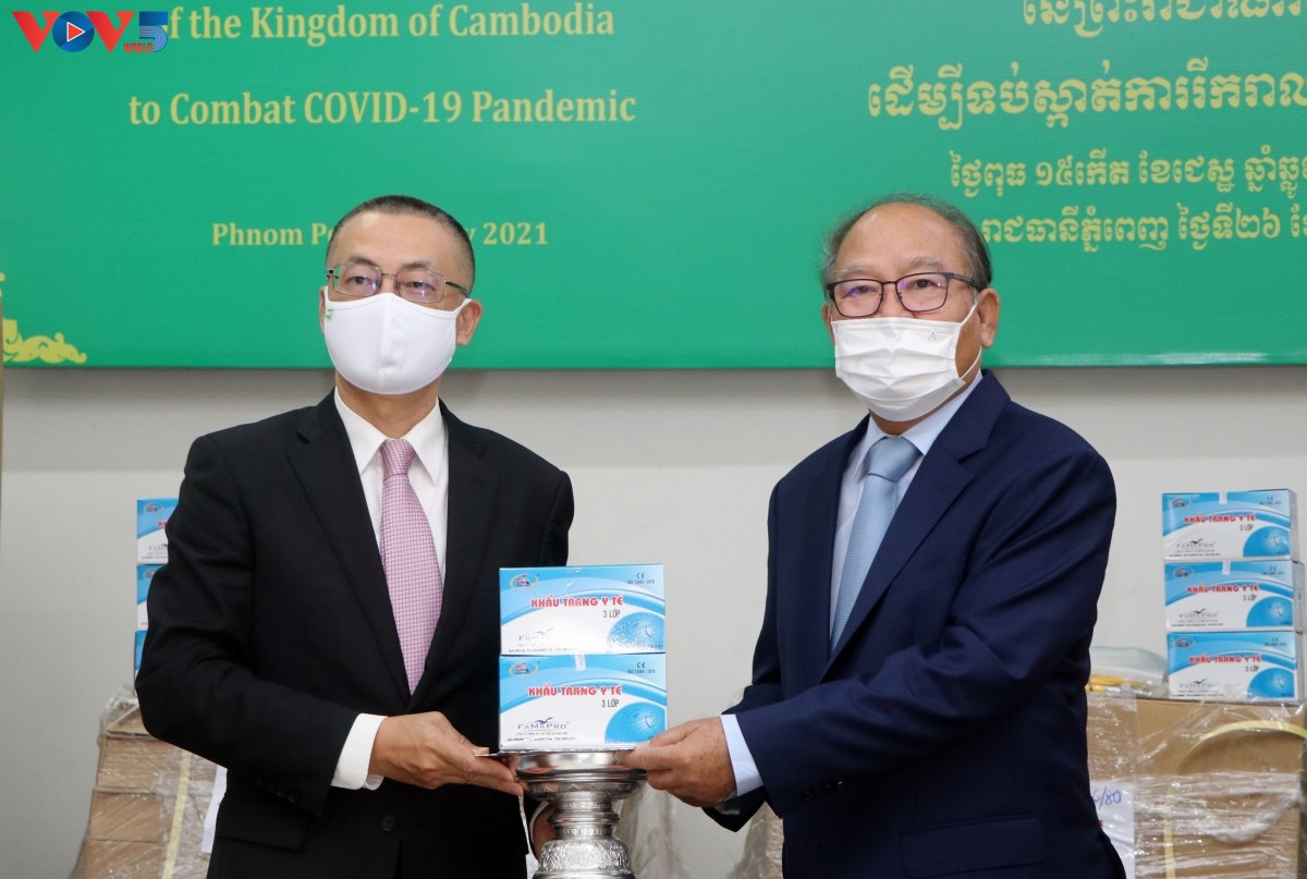 ពិធីប្រគល់-ទទួលអំណោយជាសម្ភារៈបរិក្ខារវេជ្ជសាស្ត្ររបស់វៀតណាមជូនរាជរដ្ឋាភិបាលនិងប្រជាជនកម្ពុជា