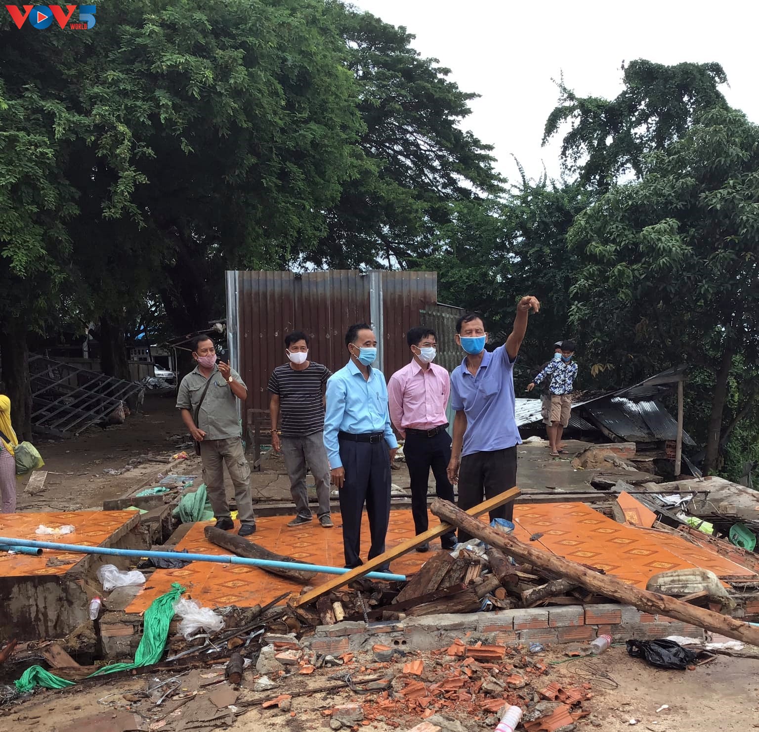 សមាគមន៍ខ្មែរ-វៀតណាមជួយសង្គ្រោះបន្ទាន់បងប្អូនដែលត្រូវបាត់បង់ផ្ទះដោយសារការបាក់ស្រុតដី