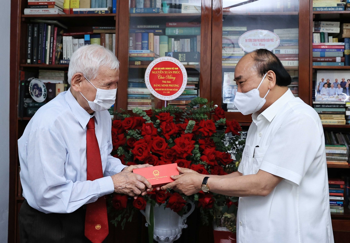 លោកប្រធានរដ្ឋ Nguyen Xuan Phuc អញ្ជើញសួរសុខទុក្ខនិងប្រគល់អំណោយជូនអ្នកកាសែតជើងចាស់