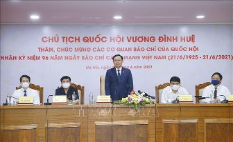 ប្រធានរដ្ឋសភាលោក Vuong Dinh Hue អញ្ជើញទៅសួរសុខទុក្ខនិង អបអរសាទរដល់ទីភ្នាក់ងារសារព័ត៌មានមួយចំនួន ក្នុងឱកាសរំលឹកខួបលើកទី ៩៦ ទិវាសារព័ត៌មានបដិវត្តវៀតណាម