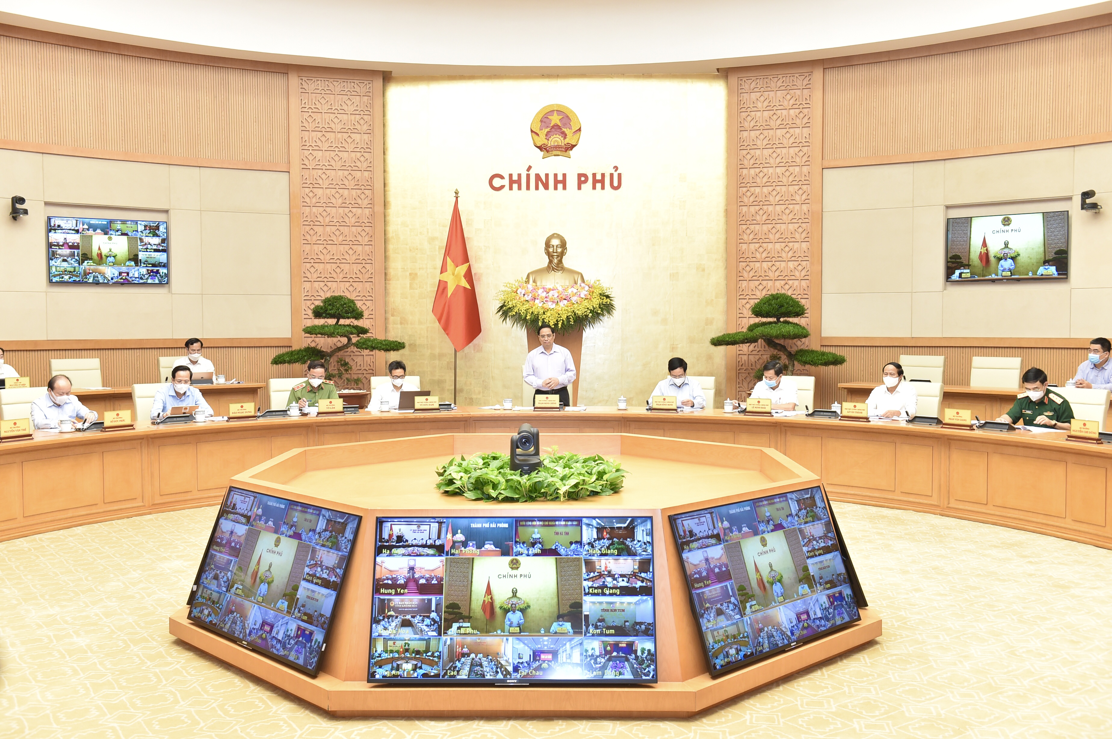 លោកនាយករដ្ឋមន្រ្តី Pham Minh Chinh អញ្ជើញដឹកនាំកិច្ចប្រជុំតាមប្រព័ន្ធវីដេអូជាមួយខេត្ត ក្រុង ចំនួន ៨ នៅភូមិភាគខាង​ត្បូង ស្ដីពីការប្រយុទ្ធប្រឆាំងជំងឺរាតត្បាតកូវីដ ១៩