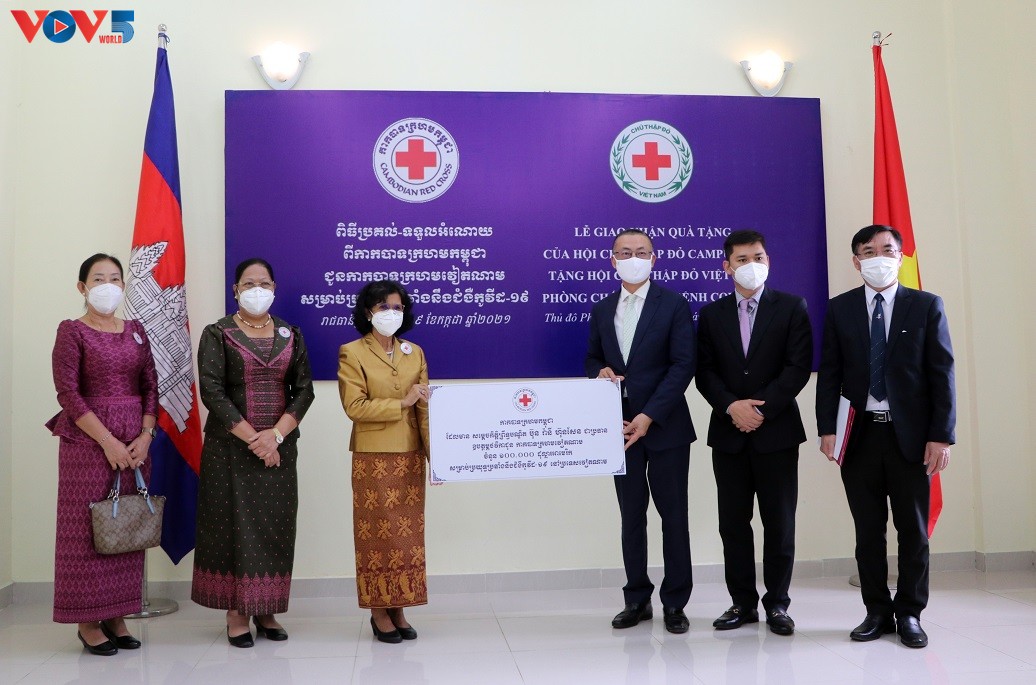 វៀតណាមទទួលអំណោយជួយប្រយុទ្ធប្រឆាំងជំងឺរាតត្បាតកូវីដ ១៩ ពីកម្ពុជា