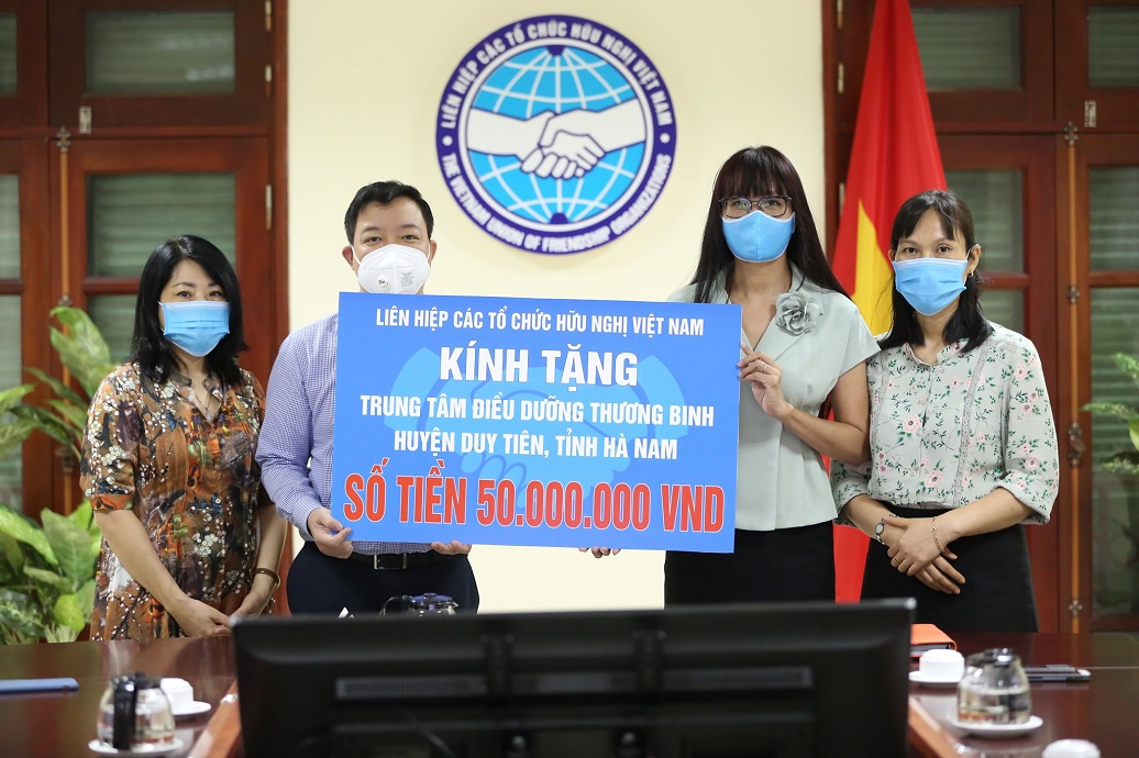 ប្រគល់អំណោយតបស្នងសងគុណចំពោះមុខសញ្ញាគោលនយោបាយសង្គម