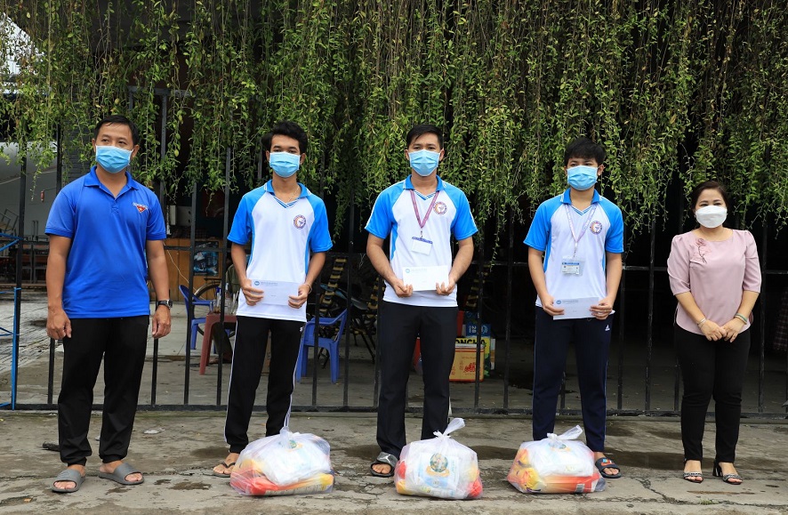 ទីក្រុង Can Tho ប្រគល់អំណោយជួយឧបត្ថម្ភនិស្សិតកម្ពុជាដែលរងផលប៉ះពាល់ដោយជម្ងឺកូវីដ ១៩