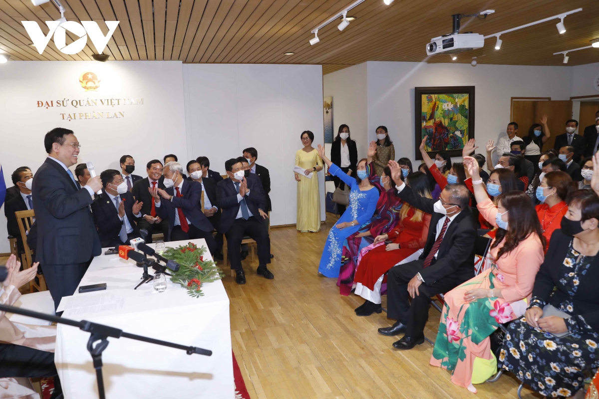 ប្រធានរដ្ឋសភាវៀតណាម លោក Vuong Dinh Hue អញ្ជើញជួបសំណេះសំណាលជាមួយកម្មាភិបាលស្ថានទូត និង  សហគមន៍ជនវៀតណាមនៅហ្វាំងឡង់