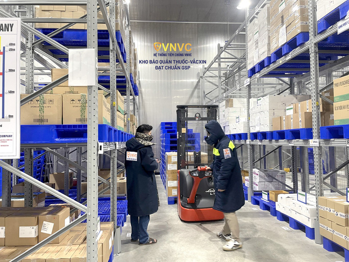 VNVC ប្រគល់វ៉ាក់សាំងចំនួនជាង ១,៣ លានដូសដល់ក្រសួងសុខាភិបាលវៀតណាម