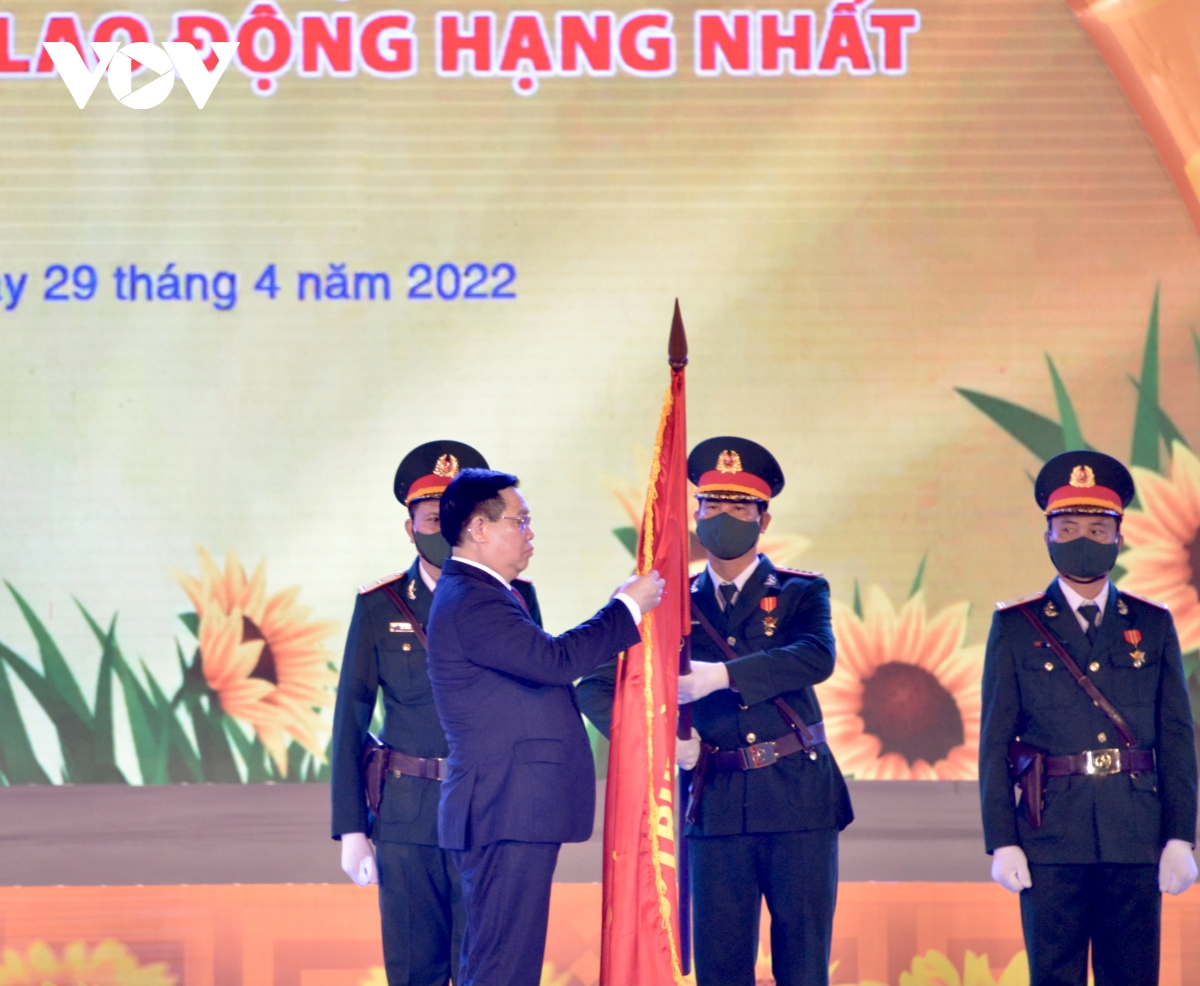 ប្រធានរដ្ឋសភា លោក Vuong Dinh Hue អញ្ជើញចូលរួមពិធីរំលឹកខួបលើកទី ៣០ ទិវាបង្កើតខេត្ត ត្រាវិញ ឡើងវិញ