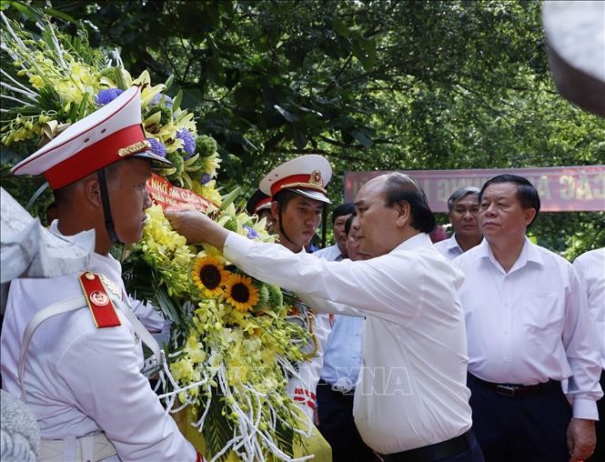 ប្រធានរដ្ឋវៀតណាមលោក Nguyen Xuan Phuc អញ្ជើញ​អុជធូប​នៅវិហារវីរៈយុទ្ធជនពលីនៅផ្លូវលេខ ២០ Quyet Thang