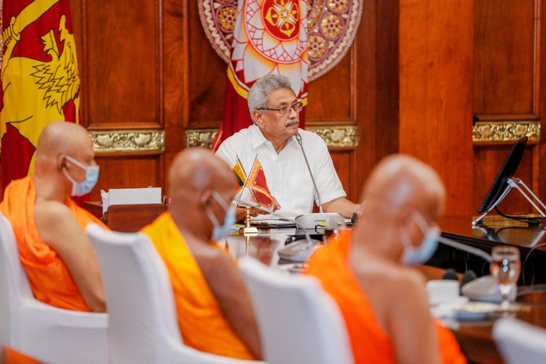 ប្រធានាធិបតី និងនាយករដ្ឋមន្ត្រីបានលាលែងពីតំណែងក្នុងពេលដំណាលគ្នា ស្រីលង្កាពី "គុជខ្យងនៃមហាសមុទ្រឥណ្ឌា" ទៅជាប្រទេសក្ស័យធន