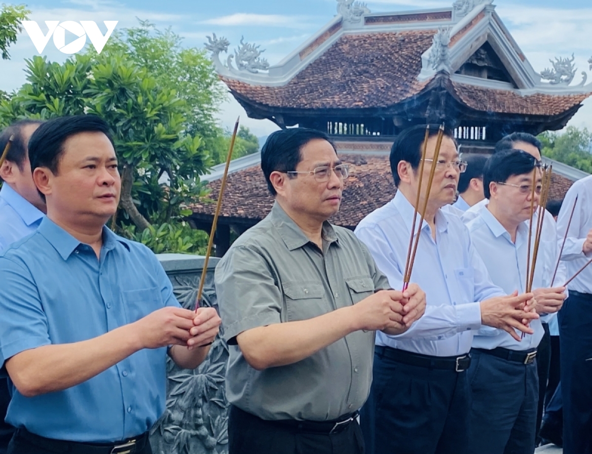 នាយករដ្ឋមន្ត្រីលោក Pham Minh Chinh អញ្ជើញគោរពវិញ្ញាណក្ខន្ធលោកប្រធានហូជីមិញនិងយុទ្ធជនពលីនៅខេត្ត Nghe An