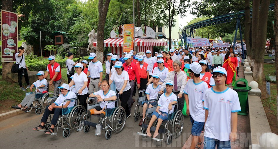មនុស្សជាង៥០០០នាក់ដើរថ្មើជើងដើម្បីជនរងគ្រោះដោយជាតិគីមីពុលពណ៌លឿងទុំ