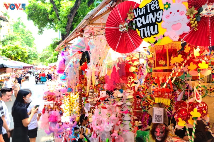 វិថីបុរាណទីក្រុងហាណូយទទួលស្វាគមន៍បុណ្យសំពះព្រះខែ