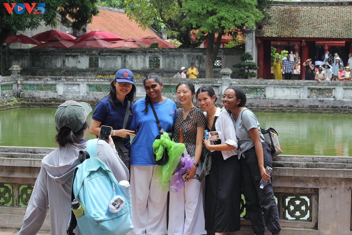 ភ្ញៀវអន្តរជាតិមកវៀតណាមកើនឡើង ២៩,៦% ធៀបនឹងរយៈពេលដូចគ្នាកាលពីឆ្នាំមុន