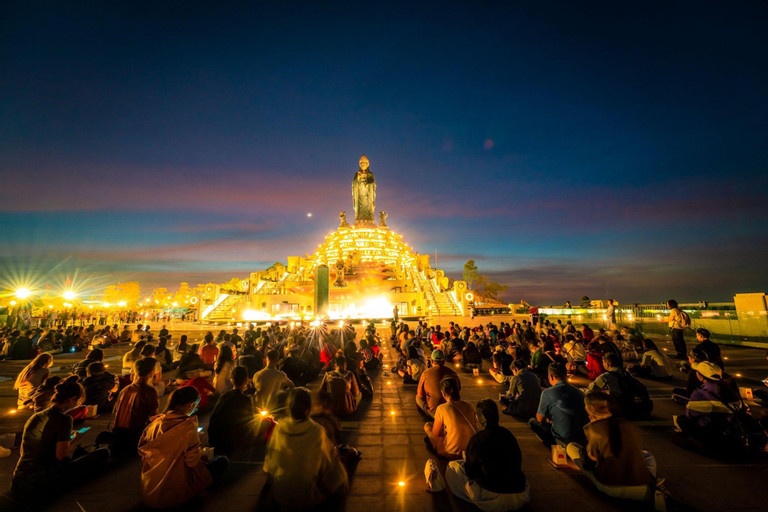 ប្រជាជនរាប់ពាន់នាក់ អុជទៀនបួងសួងសុំសន្តិភាពសម្រាប់ពិភពលោកនៅភ្នំបាដែន