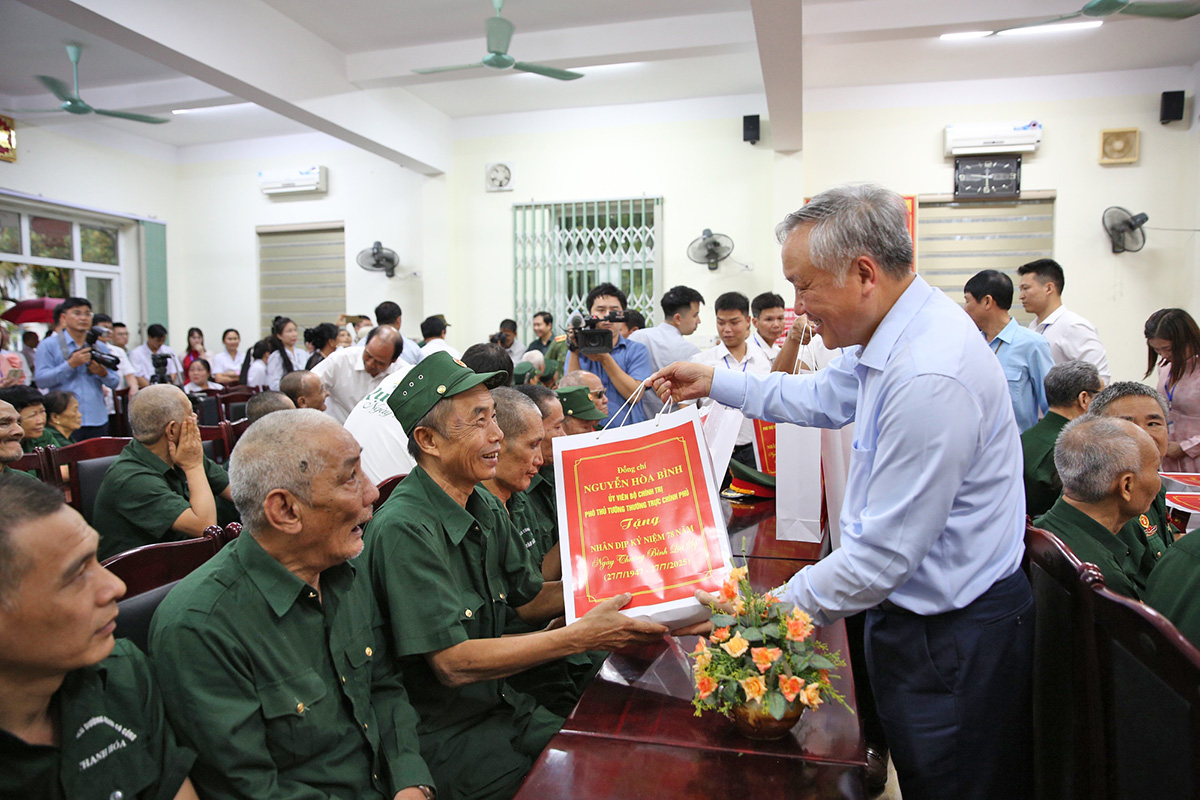 ថែទាំដល់ជនមានគុណូបការៈចំពោះប្រទេសជាតិ
