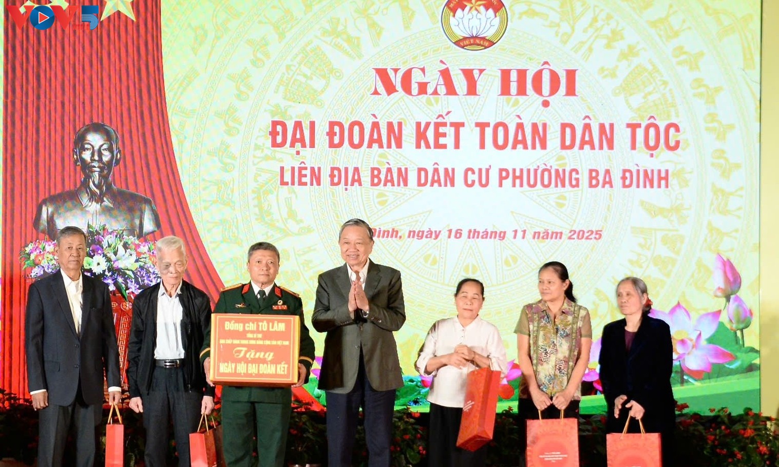 អគ្គលេខាបក្សនិងប្រធានរដ្ឋសភាវៀតណាមអញ្ជើញចូលរួមទិវាបុណ្យមហាសាមគ្គីជនជាតិទាំងមូលនៅសង្កាត់បាឌិញ ទីក្រុងហាណូយ