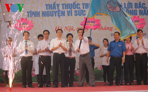 ຜັນຂະຫຍາຍວັນບຸນແພດໝໍໜຸ່ມປະຕິບັດຕາມຄຳສັ່ງສອນຂອງທ່ານປະທານໂຮ່ຈິມິນ