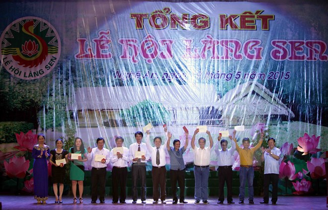 ງານບຸນບ້ານແຊນ(ໝາຍເຖິງດອກບົວ)ເຊີດຊູແນວຄິດ,ຄຸນສົມບັດ ແລະບຸກຄະລິກກະພາບຂອງປະທານໂຮ່ຈິມິນ