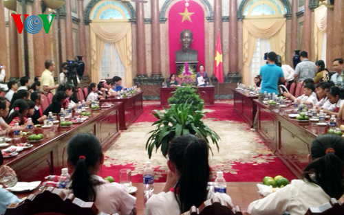 ຮອງປະທານປະເທດຫງວຽນທິຢວານພົບປະກັບເດັກທີ່ປະສົບກັບຄວາມຫຍຸ້ງຍາກທົ່ວປະເທດ